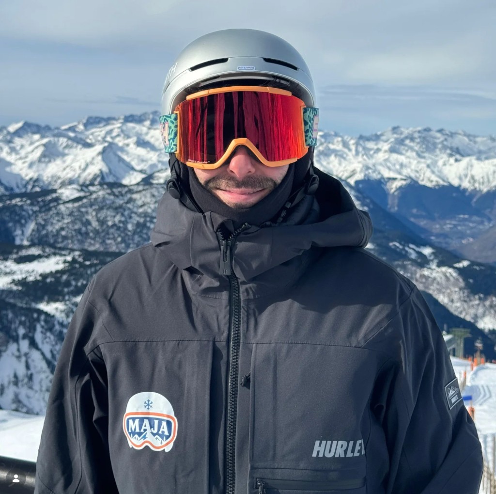 Manuel Andrada con casco plateado y gafas naranjas, en la nieve de Baqueira Beret