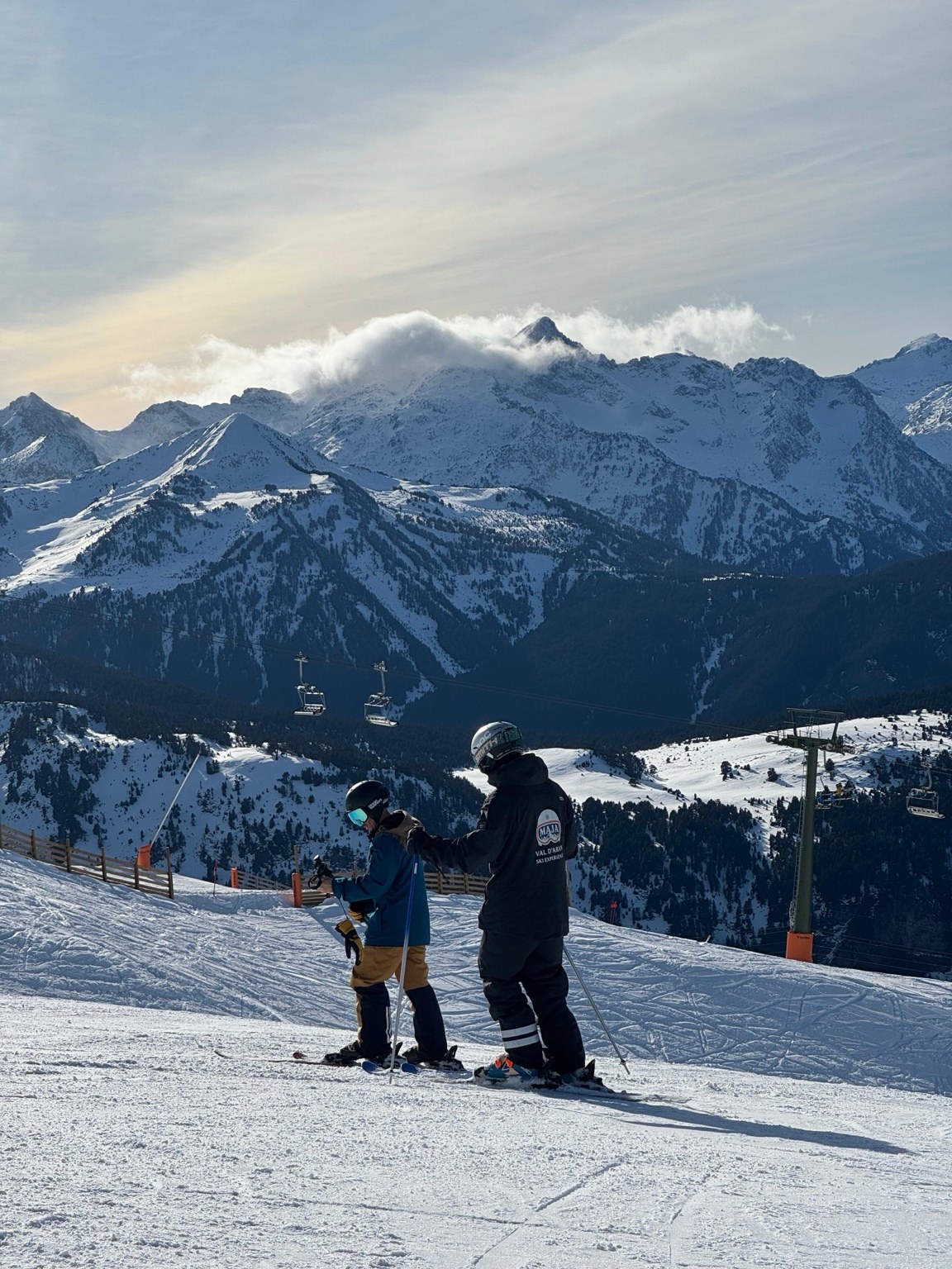 Profesor y alumno de MAJA en Baqueira, con las montañas al fondo